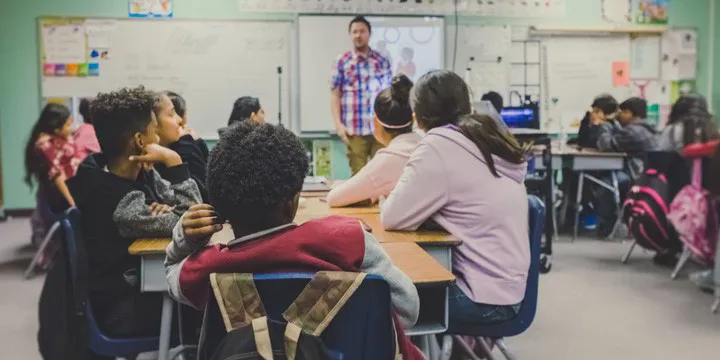 Des étudiants en classe avec leur professeur